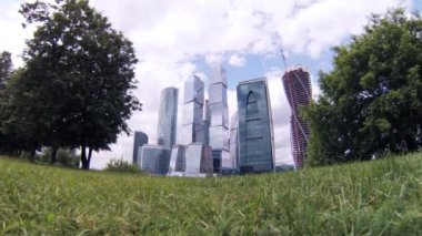 Moscow-City çim üzerinde