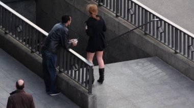 Genç bir çift metro girişine yakın öp