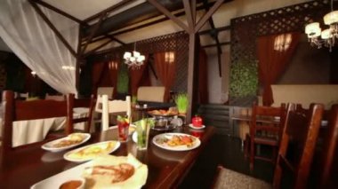 Yemekler ve içecekler masaya servis