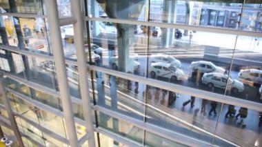 Yolcu ve taksiler havaalanında