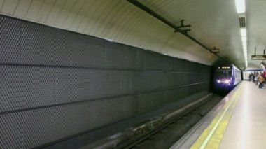 İnsanlar istasyonu tren gelişi sırasında