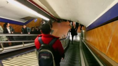 Birçok kişi üzerinde yürüyen merdiven içinde metro yolculuğu.