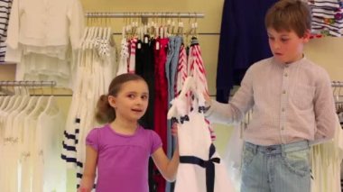 çocuk kız elbise seçmek için yardımcı olur.