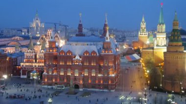 insanlar kırmızı kare üzerinde yürümek