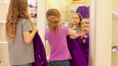 İki küçük kız kıyafetlere