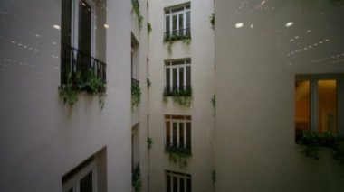 Asansör penceresinde yansıması