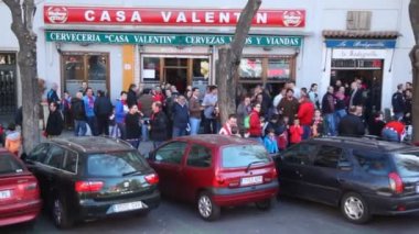 Futbol taraftarları önünde kalan bar