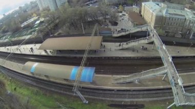 İnsanlar üzerinde tren istasyonuna yürüyüş