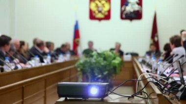 Projektör yuvarlak masa seçimleri sırasında çalışır