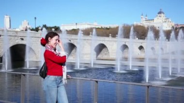 Kadın gülümsüyor köprü Segovia yakınındaki