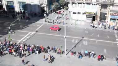 İnsanlar karşıdan karşıya geçerken yaya geçidi üzerinde