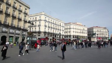 İnsanlar yürüyüş Puerta del Sol