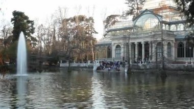 Parkta oturan insanlar