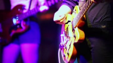 Erkek ve kadın gitar üzerinde oynamak
