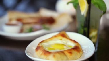 Khachapuri yumurta spin ile