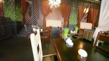 Sandalyeleri yakınındaki boş Restoran tablolarda