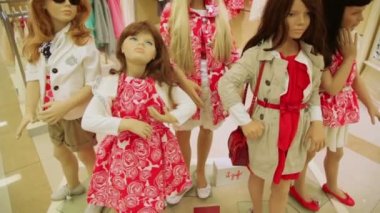 Çocuk giyim mağazası ile mankenler