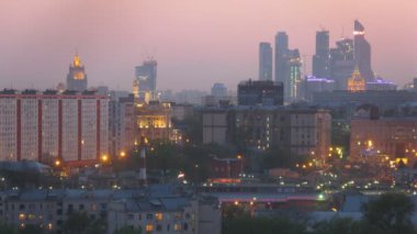 Işıklı şehir panoraması akşam