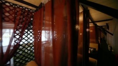 Tablo boş rahat restoranda yakınındaki kanepeler