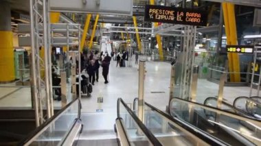 Yolcu taşır Barajas Havaalanı'nda Yürüyen merdivenler ile salonda