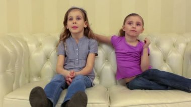 İki genç kız evde gülümseyen