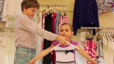 çocuk kız elbise seçmek için yardımcı olur.