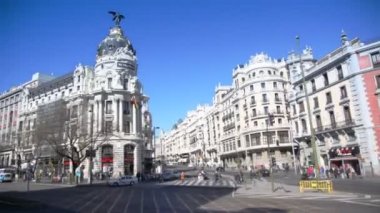 Madrid'da Gran Via üzerinde sürüş