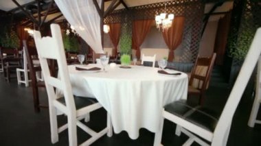 Sandalyeleri yakınındaki boş rahat Restoran tablolarda