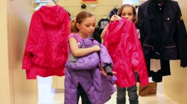 İki kız ceket giymek