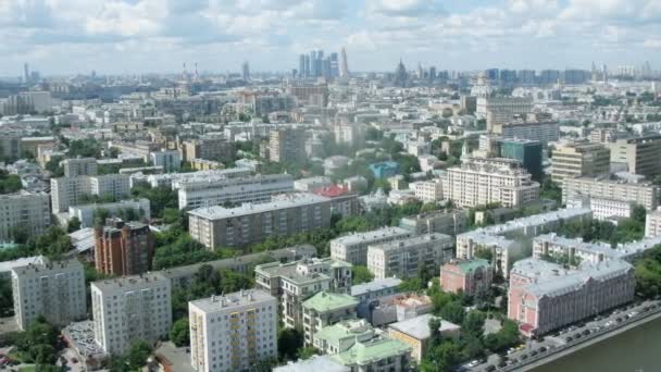 Panorama de una gran ciudad con río — Vídeos de Stock