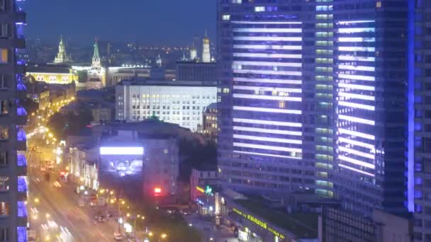 Circulation urbaine en soirée sur New Arbat — Video