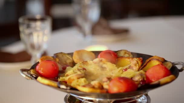 La comida hierve en el plato con las patatas — Vídeos de Stock