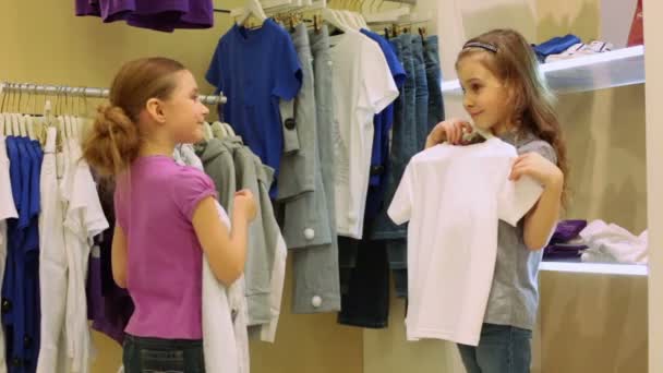 Dwie małe dziewczynki przymierzania sukni — Wideo stockowe