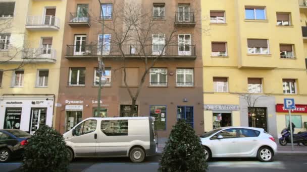 La gente camina por una calle pequeña — Vídeos de Stock