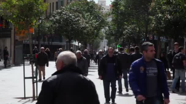 People walk by street  in Madrid — Stock Video