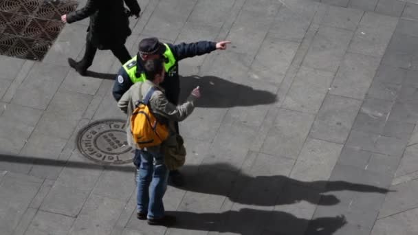 El policía muestra la dirección — Vídeo de stock