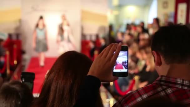 Menschen mit Telefonen über dem Podium — Stockvideo