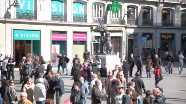 Tourists walk by symbol of Madrid — Stock Video