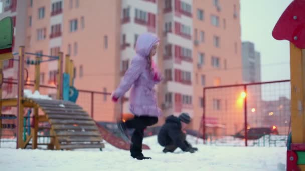 Zwei Kinder spielen auf Spielplatz — Stockvideo