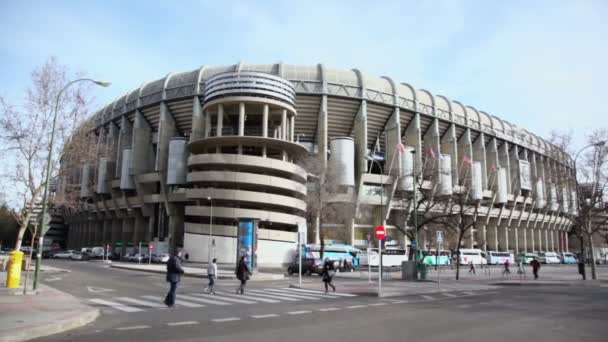As pessoas caminham perto do estádio Santiago Bernabeu — Vídeo de Stock