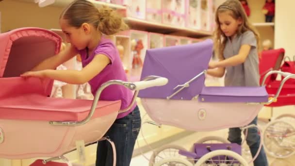 Mädchen Puppen in Kinderwagen gelegt — Stockvideo