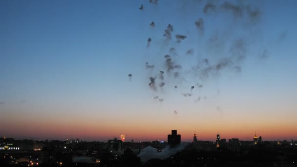 Ciudad con fuegos artificiales arriba — Vídeo de stock