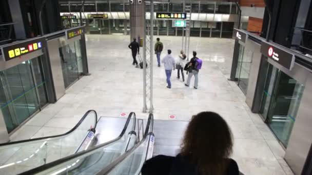 Menina na escada rolante no aeroporto — Vídeo de Stock