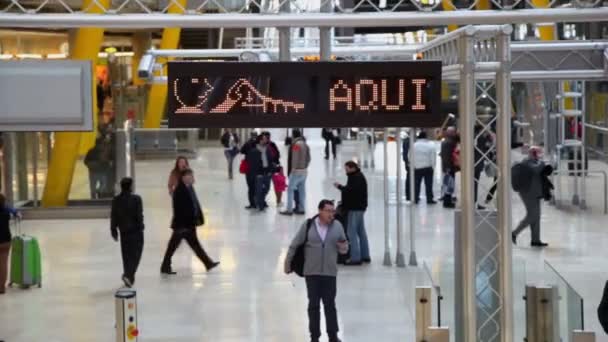 I viaggiatori si trasferiscono nella hall dell'aeroporto di Madrid Barajas — Video Stock