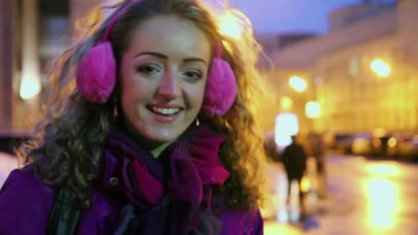 Menina em fones de ouvido fofos — Vídeo de Stock
