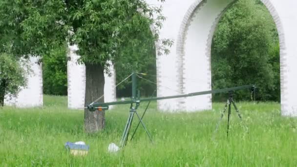 Een man bouw een kraan — Stockvideo