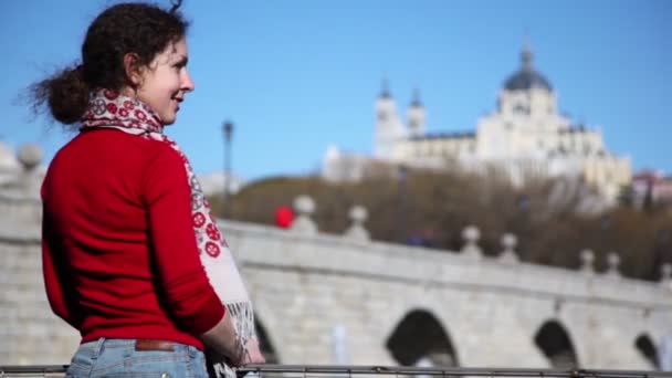 Mujer sonríe cerca del puente de Segovia — Vídeo de stock