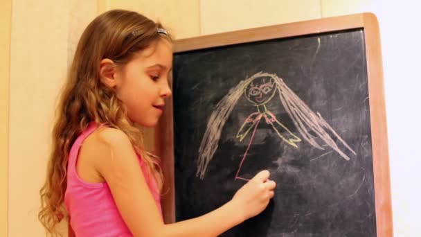 Bambina disegna sulla lavagna — Video Stock