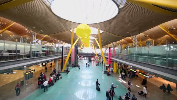 Passagerarna går i hall av Madrid Barajas flygplats — Stockvideo