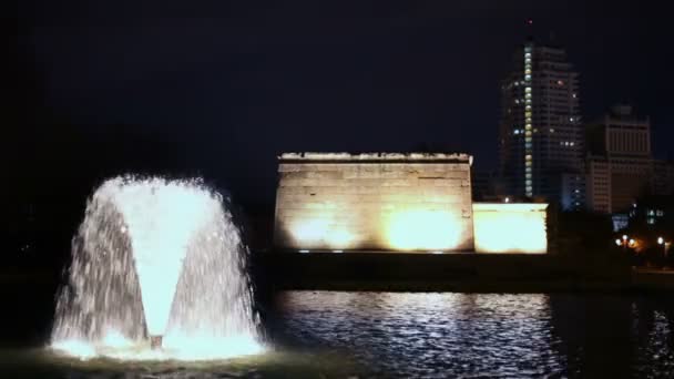 Фонтан поблизу храмі Debod — стокове відео